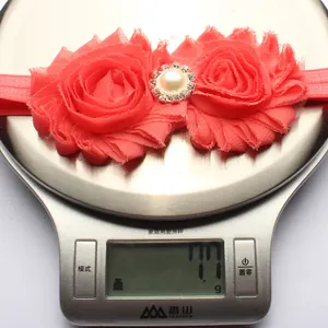 Vue détaillée d'un bandeau à fleurs en mousseline pesant 7,7g sur une balance