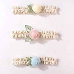 Lot de trois bandeaux en dentelle pour bébé avec roses en tissu crème, rose et bleu
