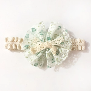 Detail von Baby Spitzen-Stirnband mit Blumendruck und gewebter Schleife für Sommer