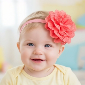 Detailansicht eines Baby-Stirnbands mit großer korallenrosa Spitzenblume für Kleinkinder