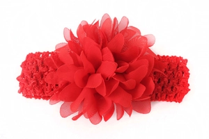 Détail d'un bandeau fleur en mousseline rouge pour bébés avec texture crochet