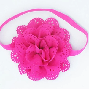 Detailansicht eines großen rosa lila Blumen Stirnbands mit lasergeschnittenen Spitzenblüten