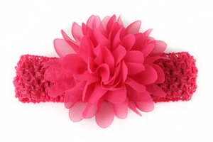 Détail du bandeau à fleurs en mousseline rose avec large texture crochetée pour nourrissons