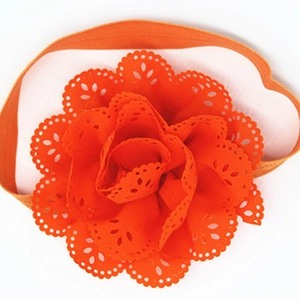 Detail von orangefarbenem Baby-Stirnband mit lasergeschnittener hohler Stoffblume