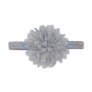 Dettaglio ravvicinato della fascia per neonati con fiore in chiffon grigio chiaro