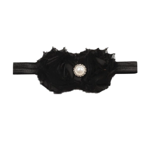 Détail d'un bandeau en dentelle de mousseline noire avec perle et strass au centre
