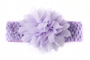 Détail macro du bandeau bébé fleur en mousseline violette avec bande élastique au crochet