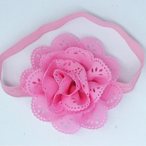 Nahaufnahme eines rosa Baby Stirnbands mit mehrlagiger Spitzenblume-Verzierung