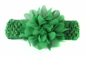 Détail d'un bandeau fleur en mousseline verte avec texture crochetée pour bébés