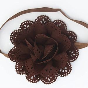 Detail eines Baby Stirnbands mit großer ausgehöhlter Spitze Blume in dunkelbrauner Farbe