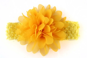 Vue détaillée de la fleur en mousseline jaune vif et du bandeau en dentelle élastique