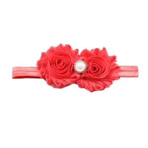 Détail du bandeau fleur en mousseline rouge pour bébés avec perle et strass au centre
