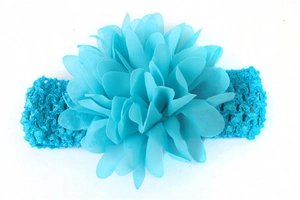 Détail du bandeau bébé bleu lac avec fleur en mousseline et bande au crochet