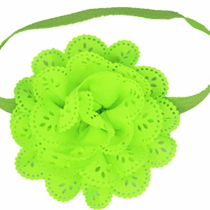 Detail eines neongrünen Baby-Stirnbands mit lasergeschnittenen Blumen-Spitzenmustern