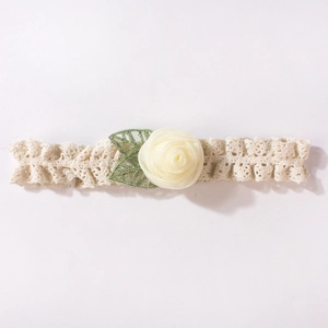 Bandeau bébé en dentelle avec rose crème et feuilles en résille pour l'été et coiffure