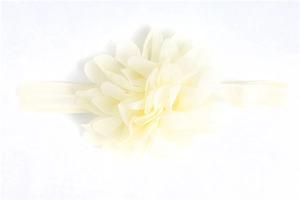 Dettaglio della fascia elastica per neonati con un grande fiore 3D in chiffon color crema