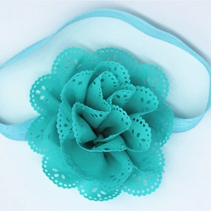 Detail eines seemblauen Baby-Stirnbands mit mehrlagiger lasergeschnittener hohler Stoffblume