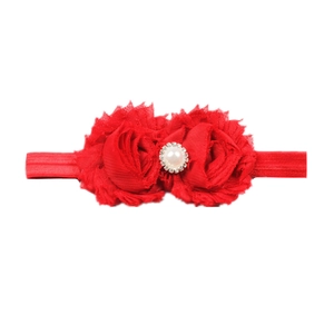 Détail du bandeau bébé rose en mousseline rouge avec perle et boucle en strass