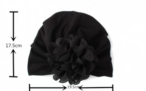 Détail des dimensions du turban noir pour bébé avec décor floral découpé au laser
