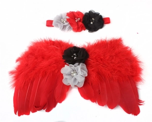 Λεπτομέρεια από κόκκινα φτερά αγγέλου με στρας λουλούδια και βρεφική κορδέλα κεφαλιού