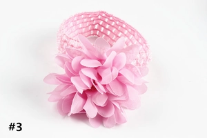 Détail du bandeau en dentelle rose pour bébé avec une grande fleur en mousseline