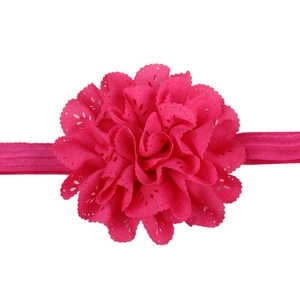 Detailansicht eines rosa Baby-Stirnbandes mit großer mehrlagiger Chiffonblume aus Stoff