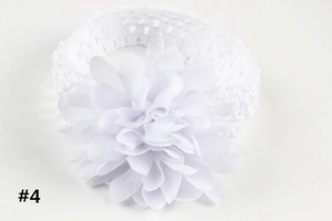 Détail du bandeau bébé avec bande élastique au crochet et grande fleur en mousseline