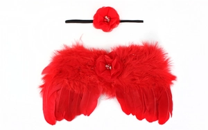 Détail d'ailes d'ange en plumes rouges avec bandeau fleuri assorti pour bébé