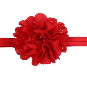 Detail eines roten elastischen Baby-Stirnbandes mit großer lasergeschnittener Stoffblume