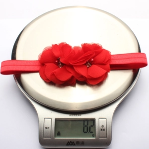 Mesure détaillée du poids de 8,2 g pour le bandeau bébé rouge avec fleurs en mousseline