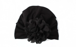 Détail du bonnet turban pour bébé avec fleur ajourée au laser en coton tricoté noir doux