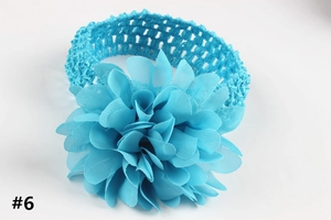 Détail du bandeau à fleurs en mousseline bleu vif avec bande élastique pour bébé