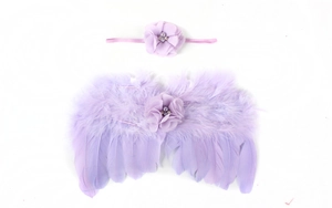 Détail d'ailes en plumes lavande et bandeau floral avec perles pour photo de bébé