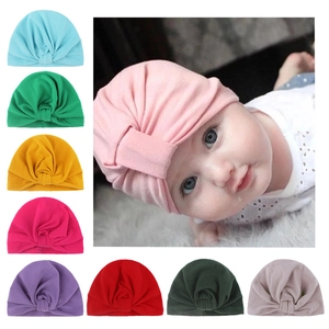 Détails de bonnets turbans pour bébés en couleurs variées et photo de style de vie