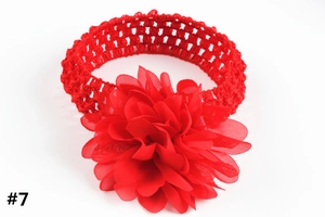 Détail du bandeau rouge en mousseline pour bébé avec texture tricotée et bande élastique
