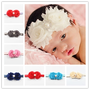 Détail de bandeaux bébé fleurs en mousseline avec perles en plusieurs coloris