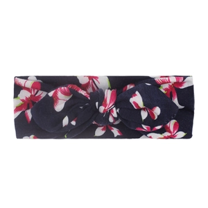 Dettaglio della fascia per neonati blu navy a fiori con morbido cotone e fiocco