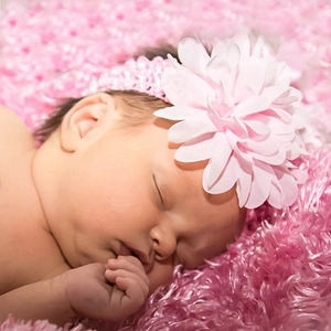 Bandeau bébé rose au crochet avec grande fleur en mousseline pour nouveau-nés