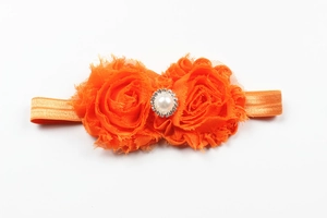 Détail du bandeau bébé en mousseline orange avec boucle centrale en perle et strass