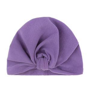 Détail du bonnet turban violet pour bébé avec nœud central et texture très douce