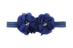 Détail d'un bandeau bébé avec fleurs en mousseline bleu marine, perles et strass