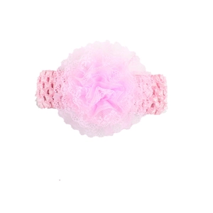 Detail eines rosa Baby Stirnbandes mit elastischem Häkelband und großer Rüschenblüte
