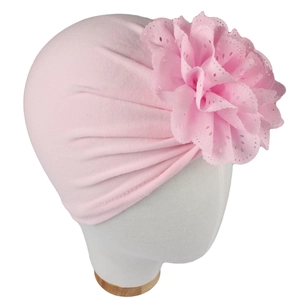 Détail du turban pour bébé avec une fleur en dentelle rose 3D au design évidé délicat