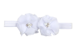 Détail de fleurs en mousseline blanche avec perles et strass sur bandeau bébé