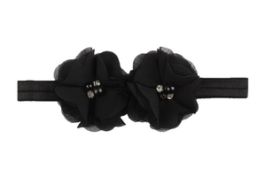 Vue détaillée de doubles fleurs en mousseline avec strass sur un bandeau noir pour bébé