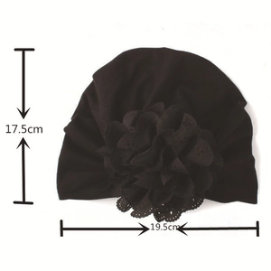 Turban bohème noir pour bébé avec fleur en dentelle et détails des dimensions
