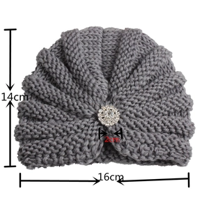 Bonnet turban gris en tricot pour bébé avec une fleur en strass et maille douce extensible