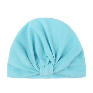 Turbante de bebé azul cielo con nudo bohemio de algodón suave y diseño elástico