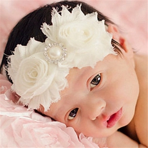Bandeau bébé avec fleurs en mousseline blanche, perles et strass sur dentelle souple