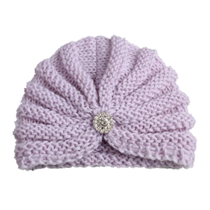 Détail d'un bonnet turban en maille lavande pour bébé avec un ornement en strass
